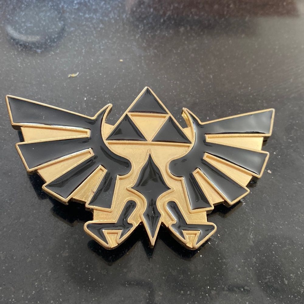 Nintendo belt buckle from 2007 in awesome shape gold tone in black Zelda